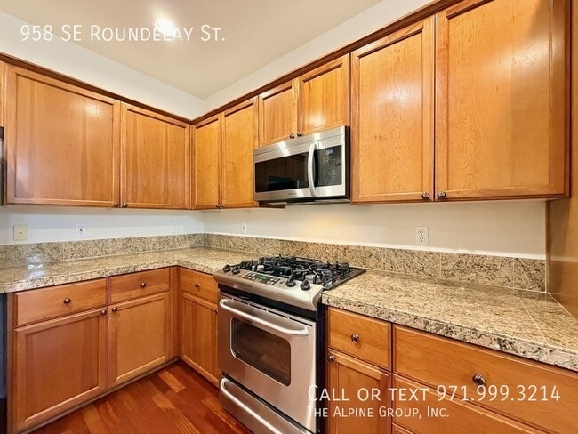 Building Photo - 958 SE Roundelay St