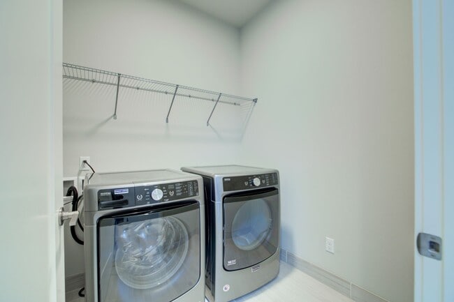 Building Photo - 4Bd/3Ba Bellevue Townhouse