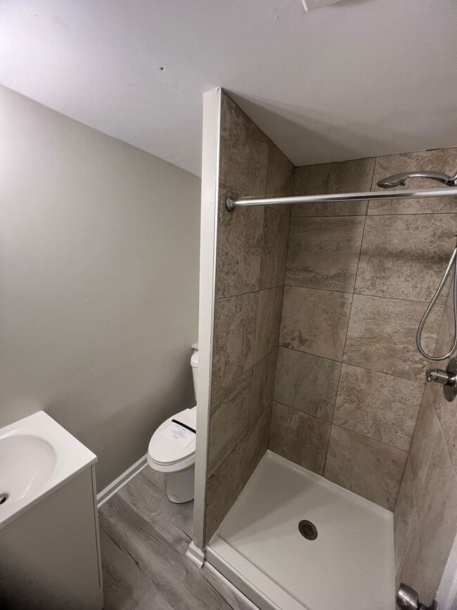 Building Photo - Move-In Ready 3-Bed Home with Downstairs B...