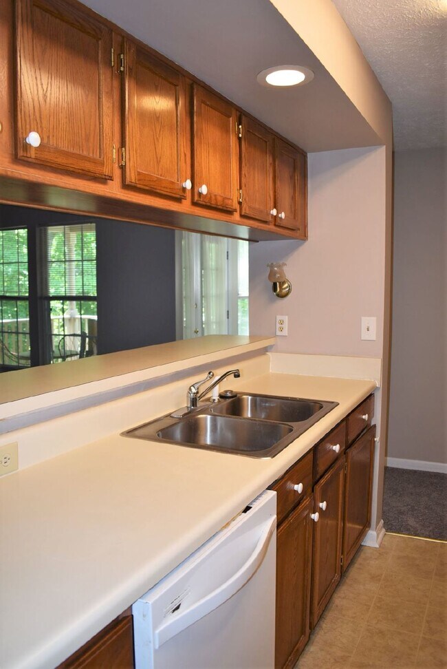 Building Photo - 2 BR, 2 BA Pemberton Oaks Condo