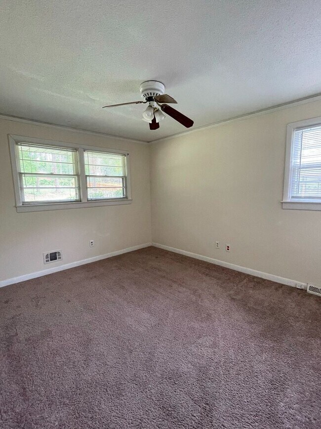 Building Photo - Forest Acres