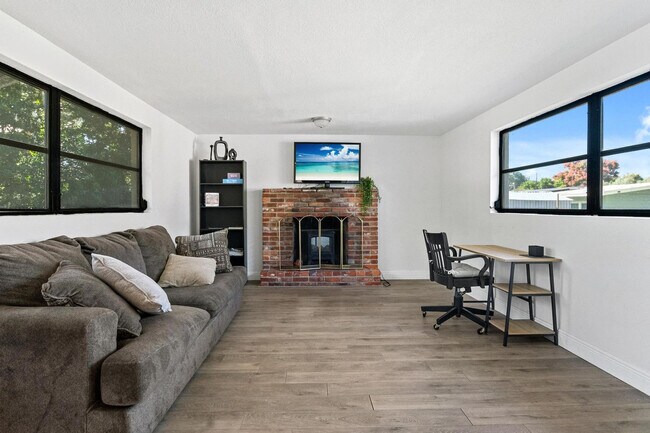 Building Photo - 919 Ave S SE