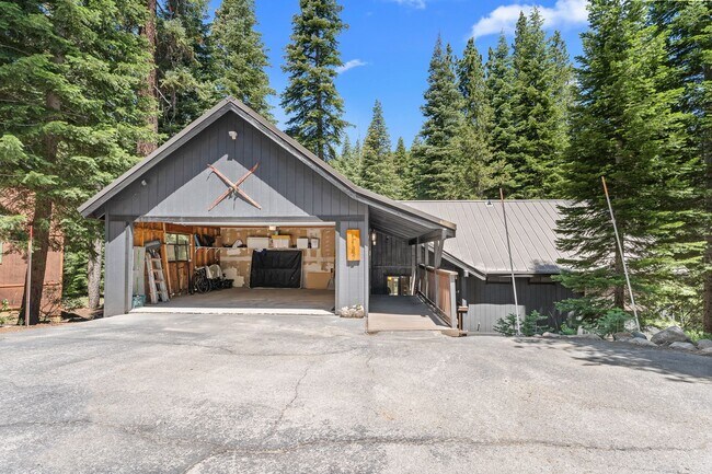 Building Photo - New to the Rental Market! FURNISHED Custom 3 Bdrm Hm w/Garage