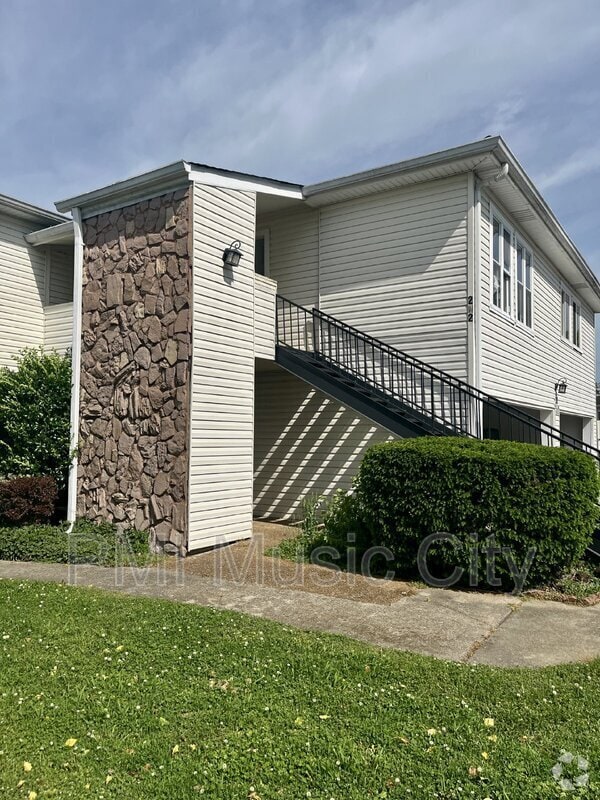 Building Photo - 810 Bellevue Rd