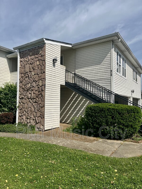 Primary Photo - 810 Bellevue Rd
