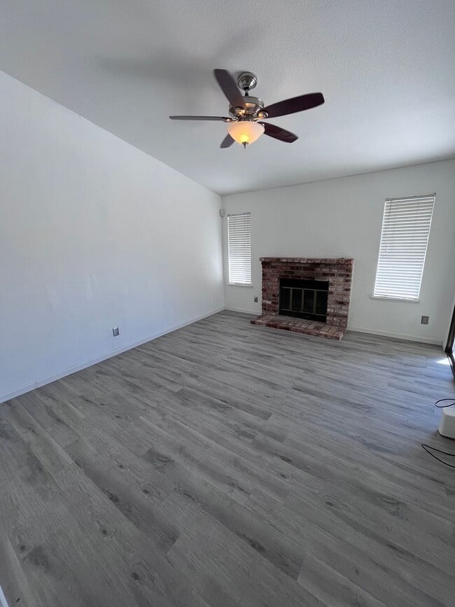 Building Photo - NICE HOME IN FOLSOM!!