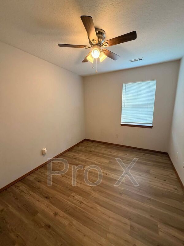 Building Photo - 3802 College View Dr