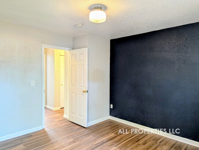 Building Photo - 1617 W 39th Ave