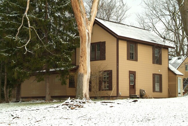Building Photo - 3820 Pontiac Lake Rd