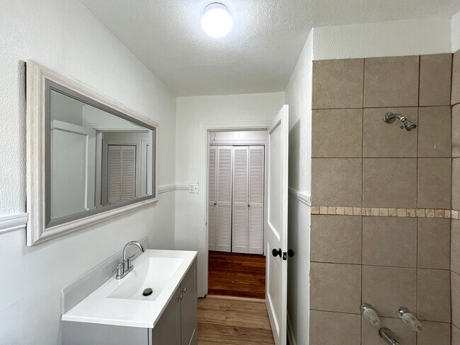 Building Photo - 326 N Summit St