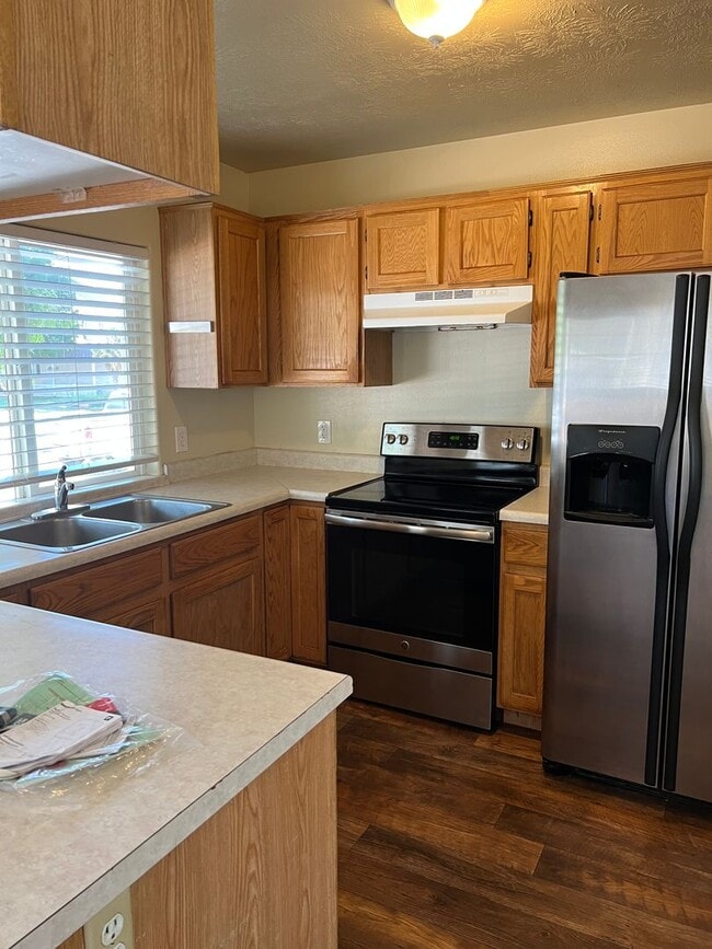 Building Photo - Nice 3 Bedroom, 2.5 bathroom townhome in S...