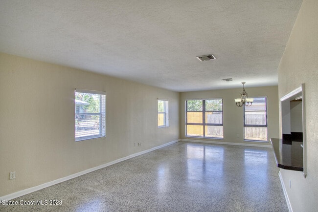 Building Photo - 1010 Bianca Dr NE