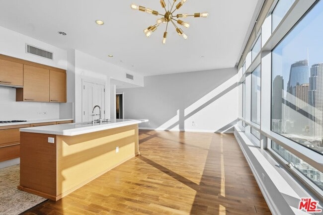 Building Photo - 900 W Olympic Blvd