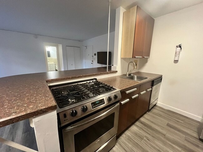 Building Photo - Lovely 1 BR/1 BA Lower Level Condo in Glov...