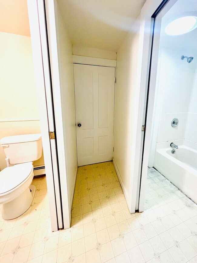 Building Photo - 5 Bedroom, 1.5 Bath Home near UVM (312 Col...