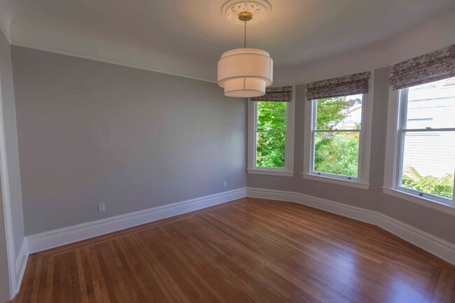 Building Photo - Beautifully Remodeled 3BR 2BA Top Floor Condo in Presidio Heights