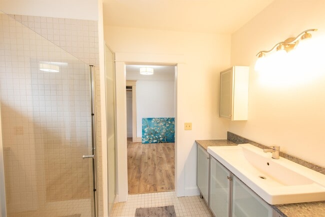 Building Photo - 1208 E Barclay Ct
