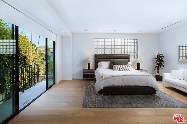 Building Photo - 508 N Sweetzer Ave