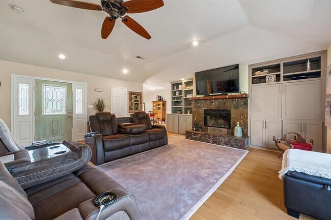 Building Photo - 604 Rolling Green Dr