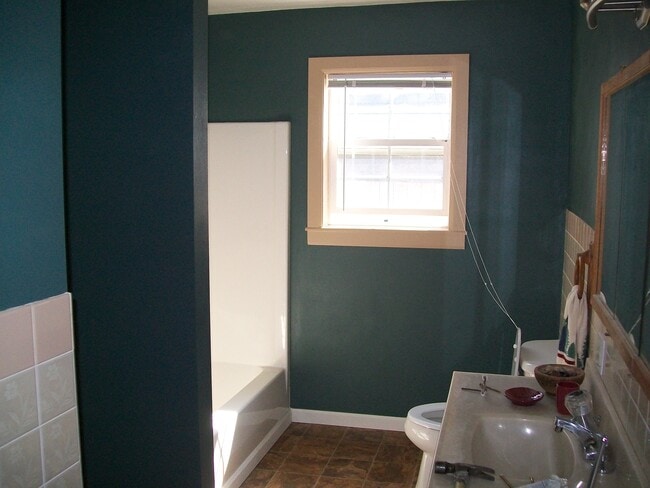 Building Photo - 1531 James St