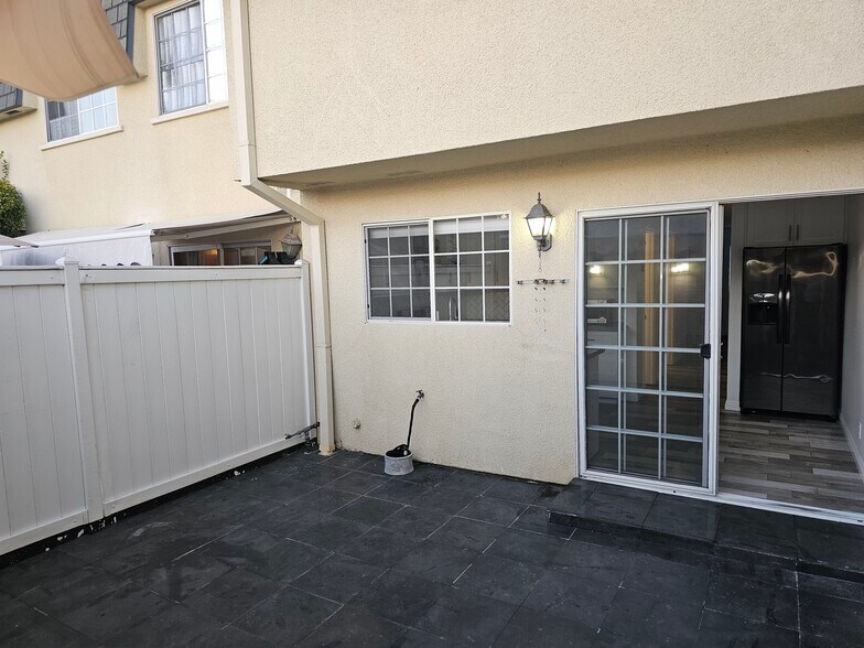 Building Photo - 6501 Vanalden Ave