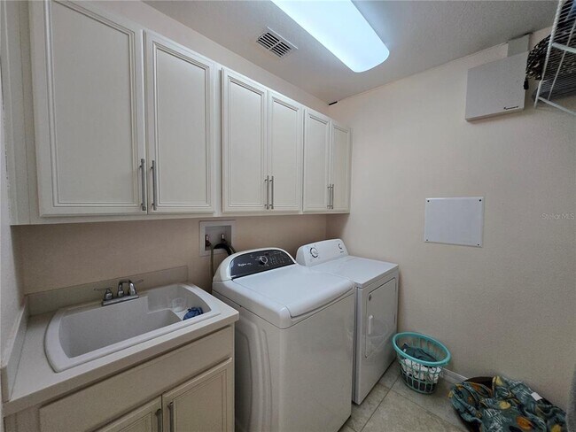 Building Photo - 2246 Waukegan Dr