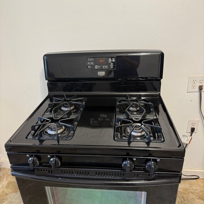 Building Photo - 3 bedroom 1 bath Bungalow with Large fenced in back yard available now.