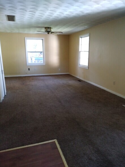 Family room - 2609 Pioneer Rd