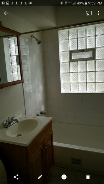 Building Photo - 851 E 84th St