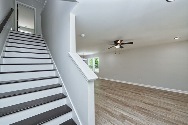 Building Photo - Like New and Move In Ready!