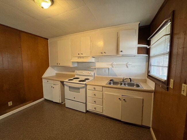 Building Photo - Ready to show!