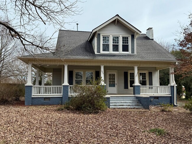 Building Photo - Four bedroom, 2 bath house in Mebane