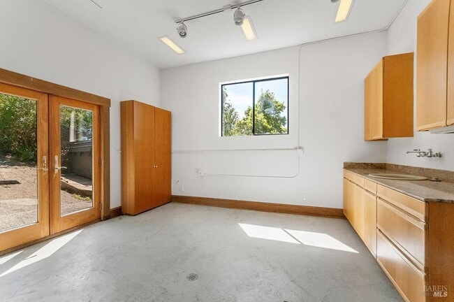 Building Photo - 1100 Bayhills Dr