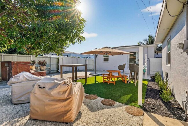 Building Photo - 823 Avenida Hermosa