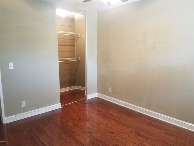 Building Photo - 2043 Dunsford Terrace