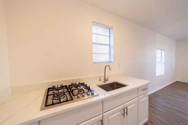 Building Photo - 611 Rochambeau St