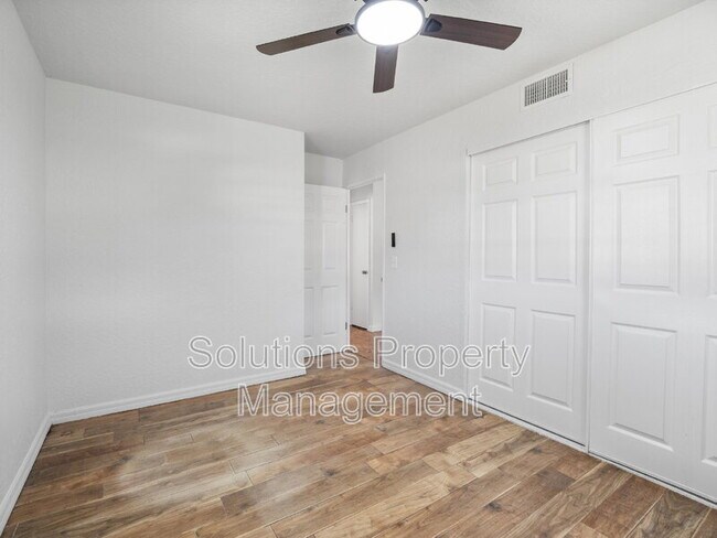 Building Photo - 2033 Robinhood Dr