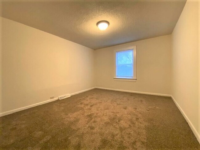 Building Photo - 1/2 MO/OFF SPECIAL - 3 bed/2 bath Fenced yard