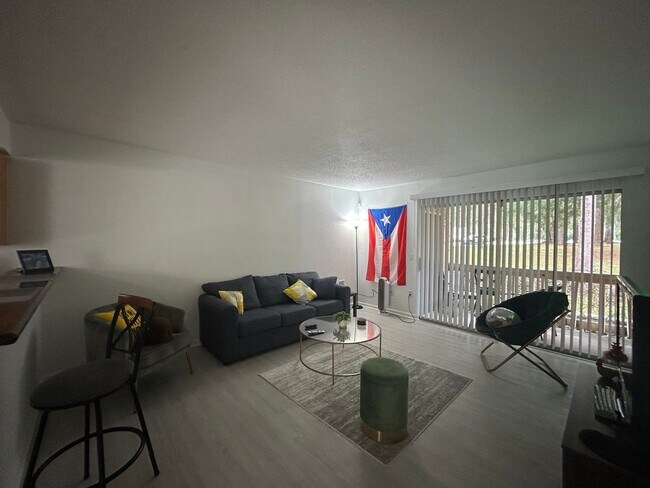 Building Photo - Newly Updated & Stylishly Furnished Room f...