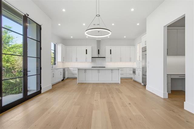 Building Photo - 9855 Kingsway Ave