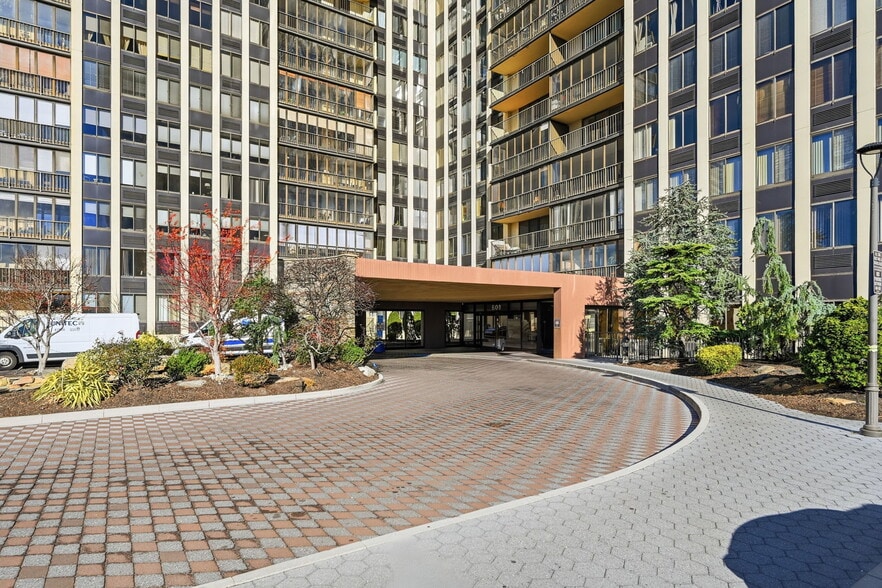 Entrance - 300 Winston Dr