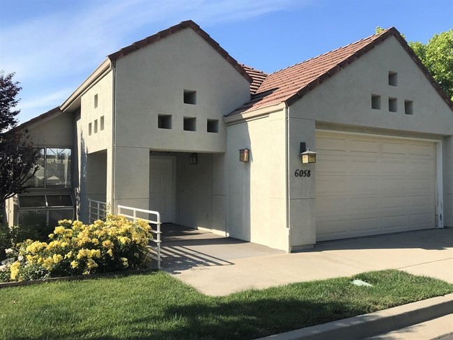 Building Photo - Views, Gated Canyon Lakes