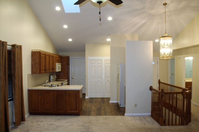 Building Photo - Available Now!- 2 Bedroom Condo In Davison