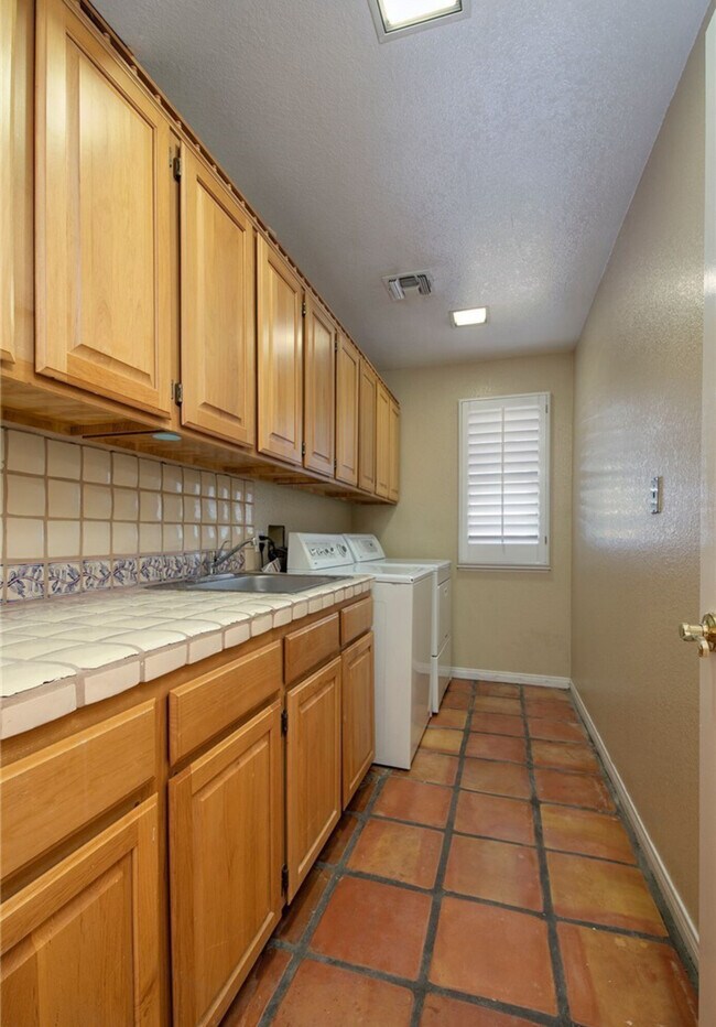 Building Photo - 3930 Placita Del Rico