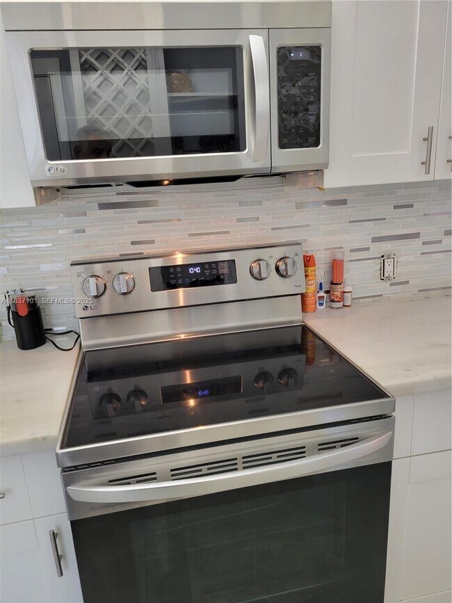 Building Photo - 3401 N Country Club Dr