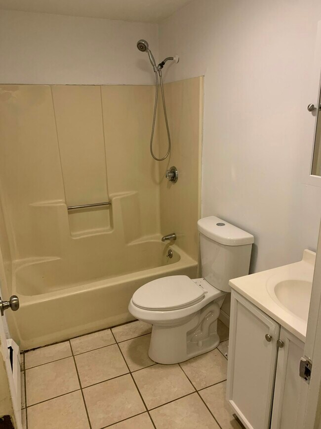 Building Photo - 819 Westminster Hill Rd