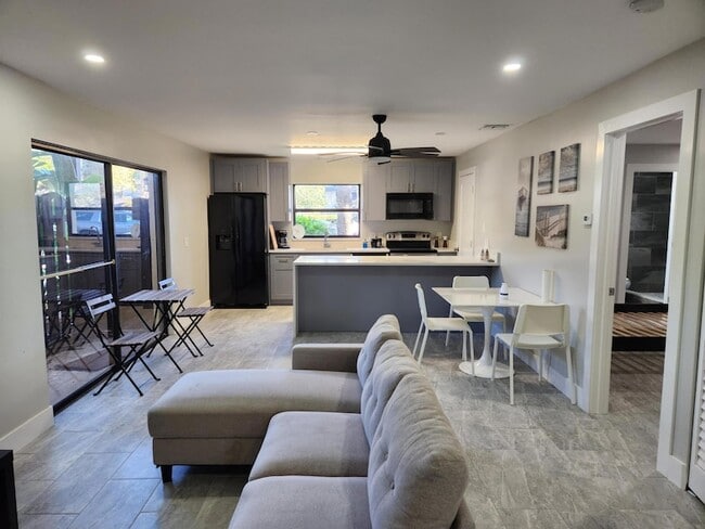 Building Photo - 2050 Oleander Blvd
