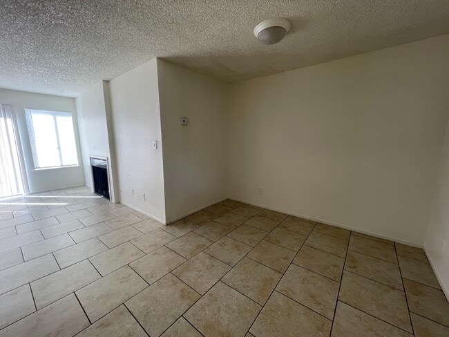 Building Photo - 1221 N Peach Ave