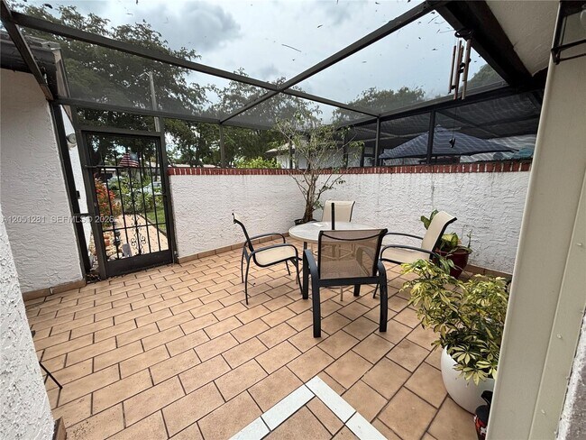 Building Photo - 6453 Pinehurst Cir