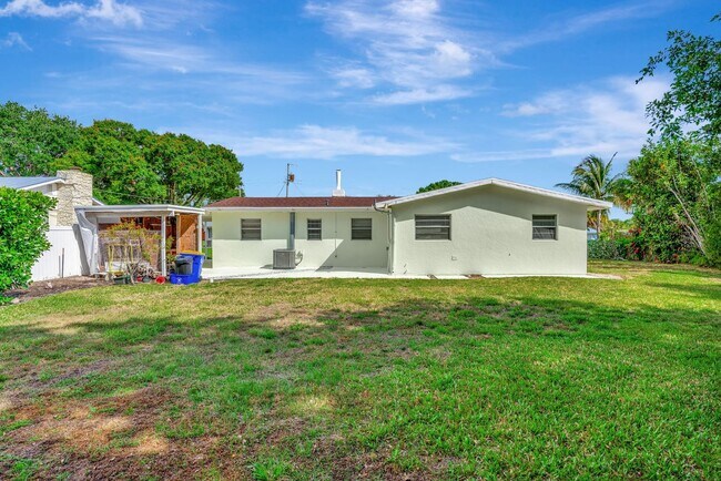 Building Photo - Beachside Bliss in Hobe Sound – Move-In Ready with Room to Roam!